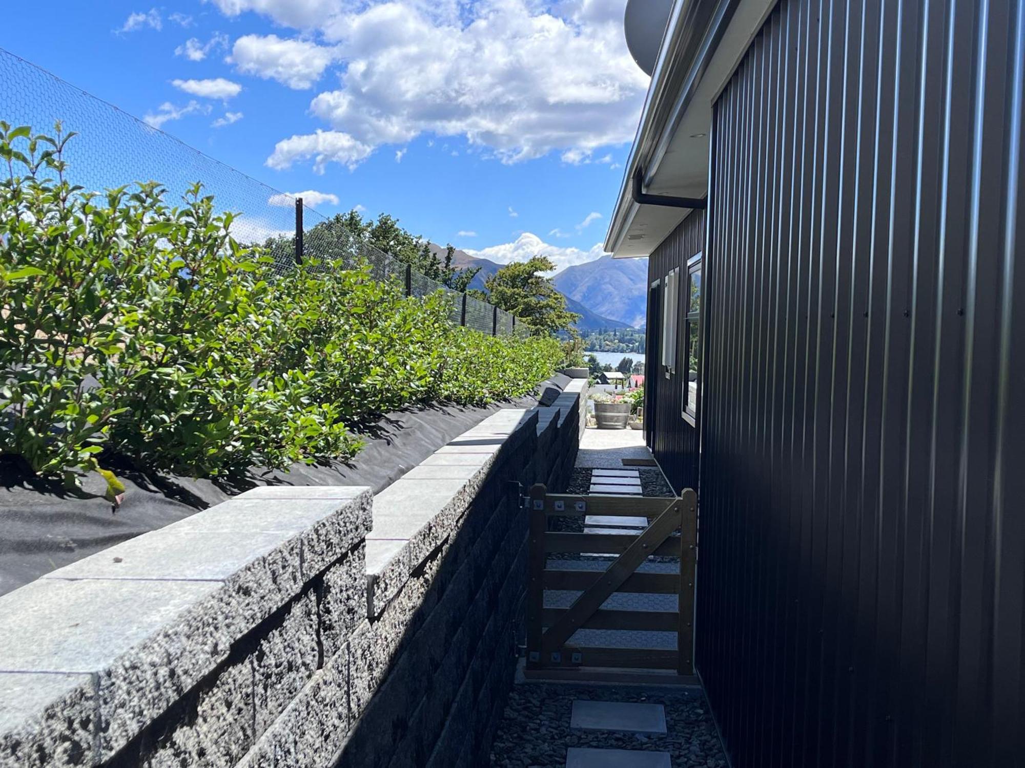 Lake Views - New Apartment With Room To Relax Wanaka Exterior photo