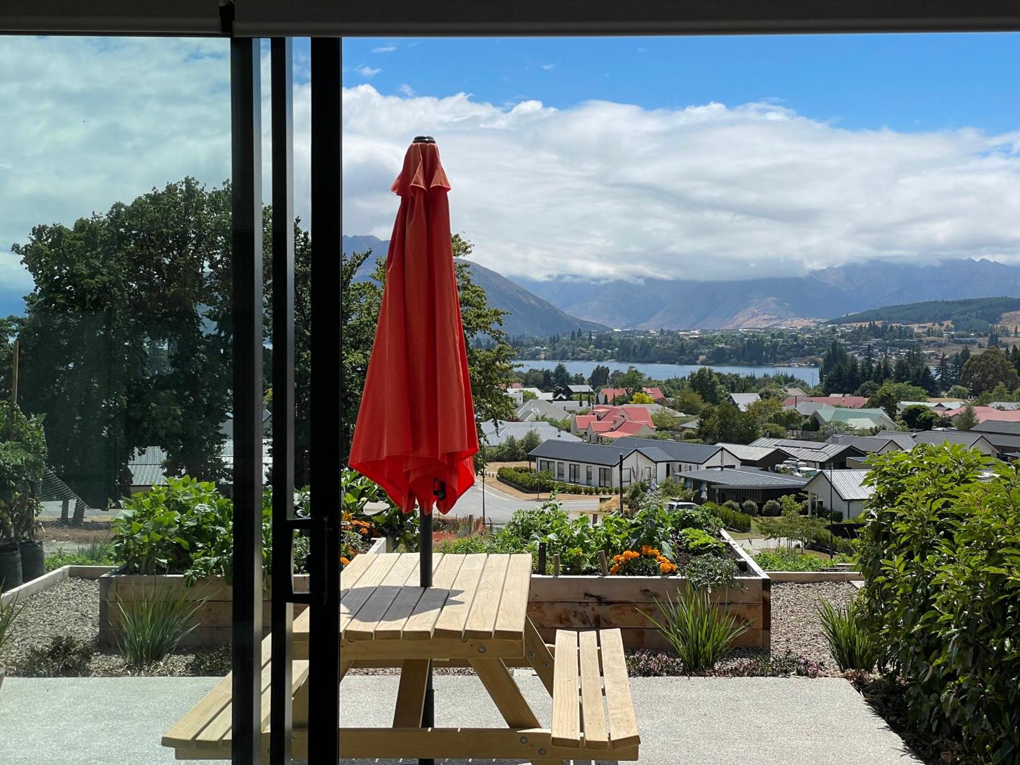 Lake Views - New Apartment With Room To Relax Wanaka Exterior photo